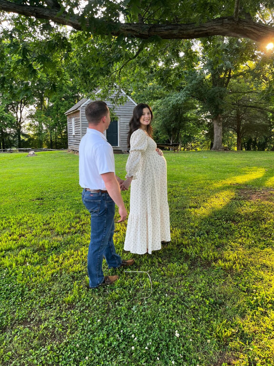 DIY Maternity Photoshoot and Pose Ideas - The Mama Handbook