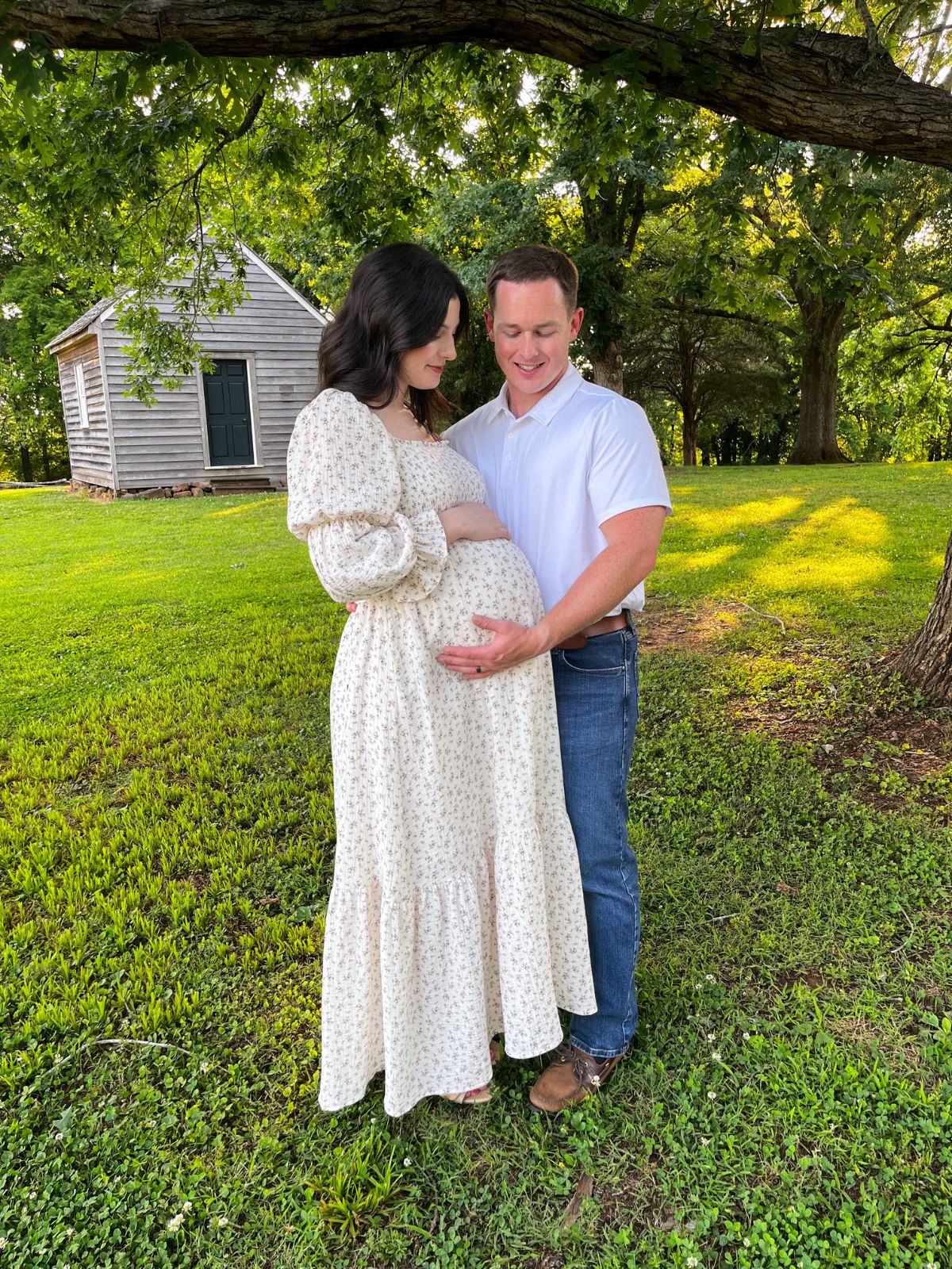 DIY Maternity Photoshoot and Pose Ideas - The Mama Handbook