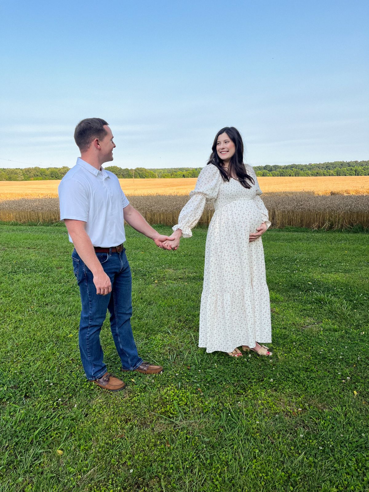 DIY Maternity Photoshoot and Pose Ideas