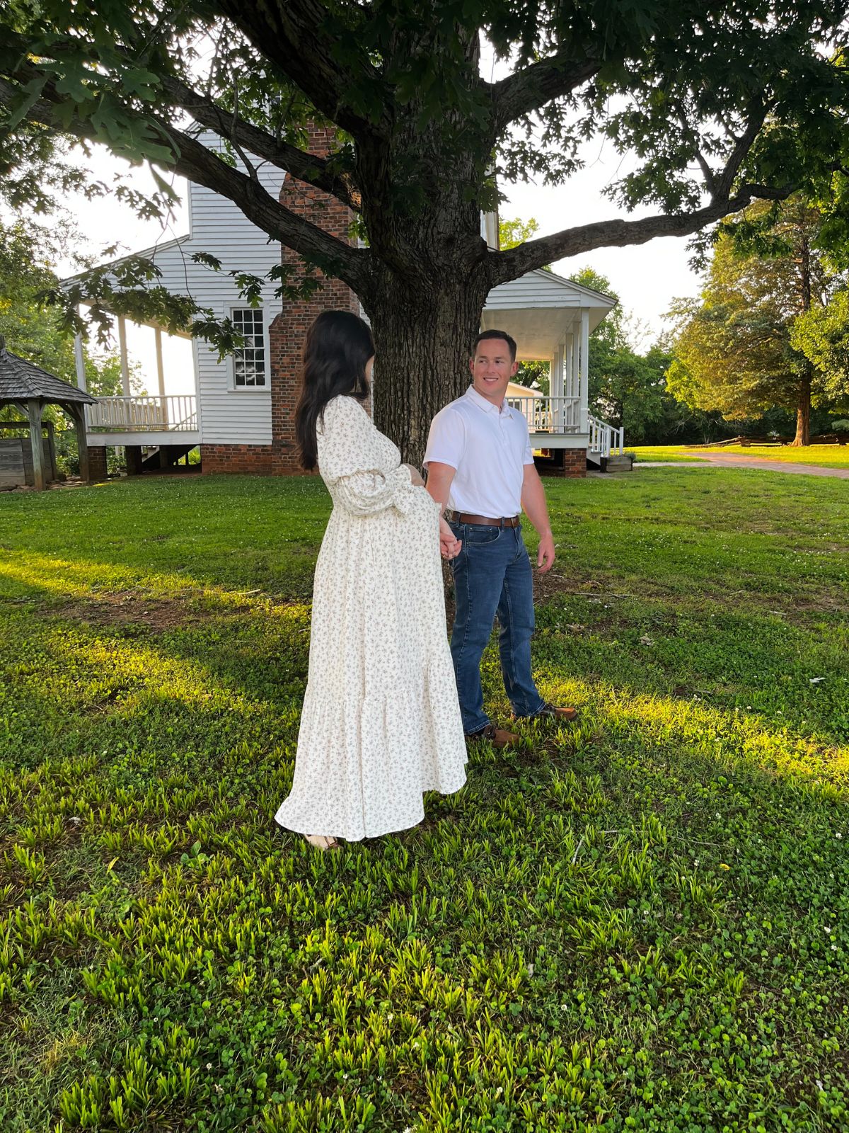 DIY Maternity Photoshoot and Pose Ideas - The Mama Handbook